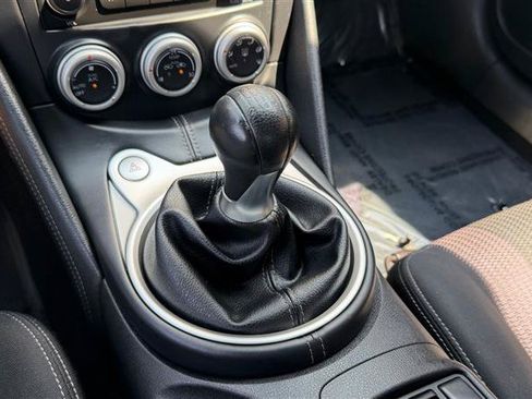 Used 2018 Nissan 370Z Coupe RWD image 25