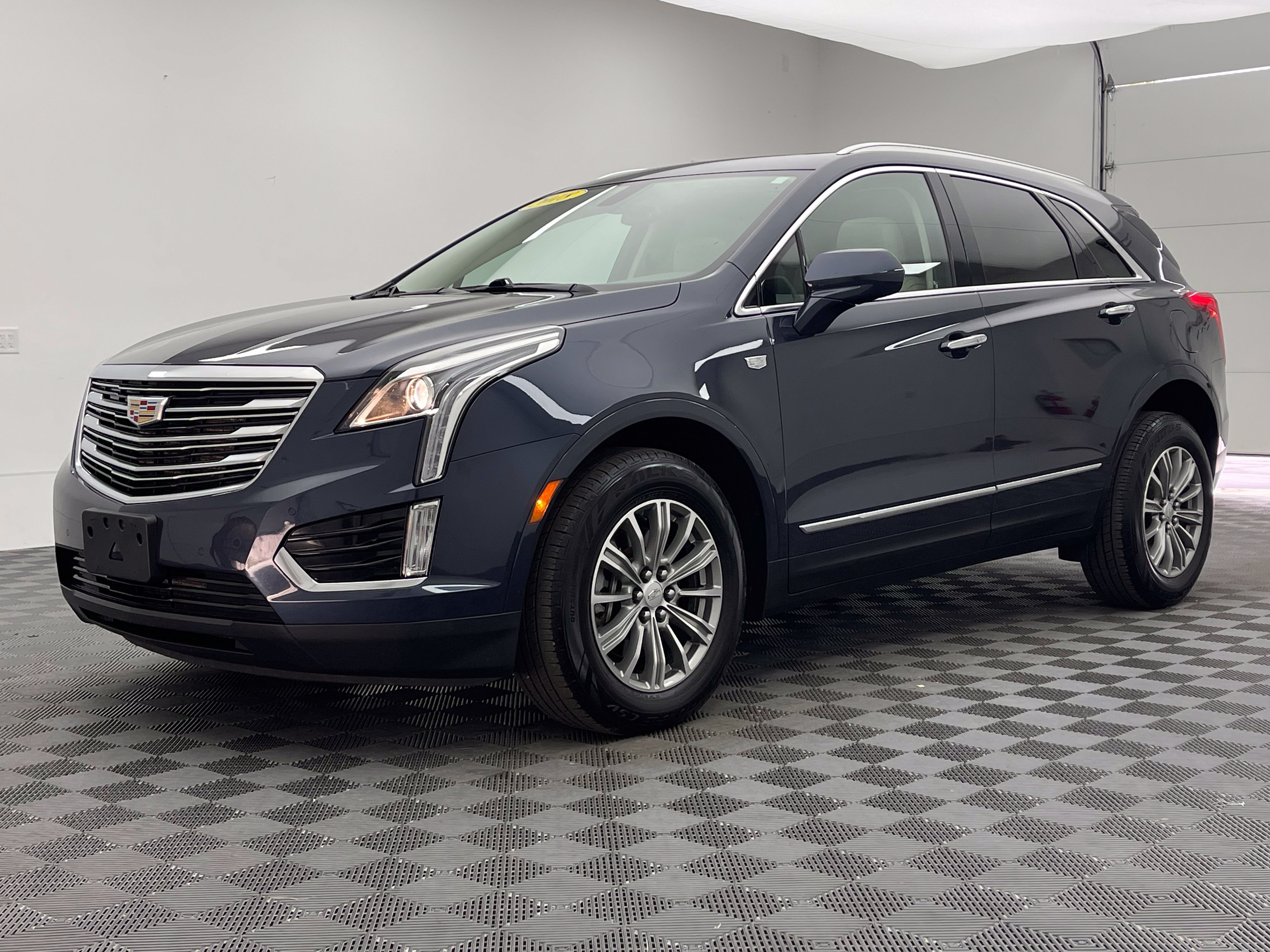 Used 2018 Cadillac XT5 Luxury FWD image 2