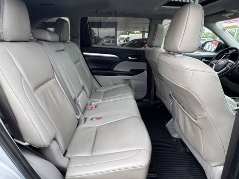Used 2019 Toyota Highlander XLE AWD/4WD image 30