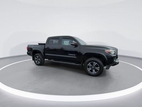 Used 2018 Toyota Tacoma TRD Sport image 9