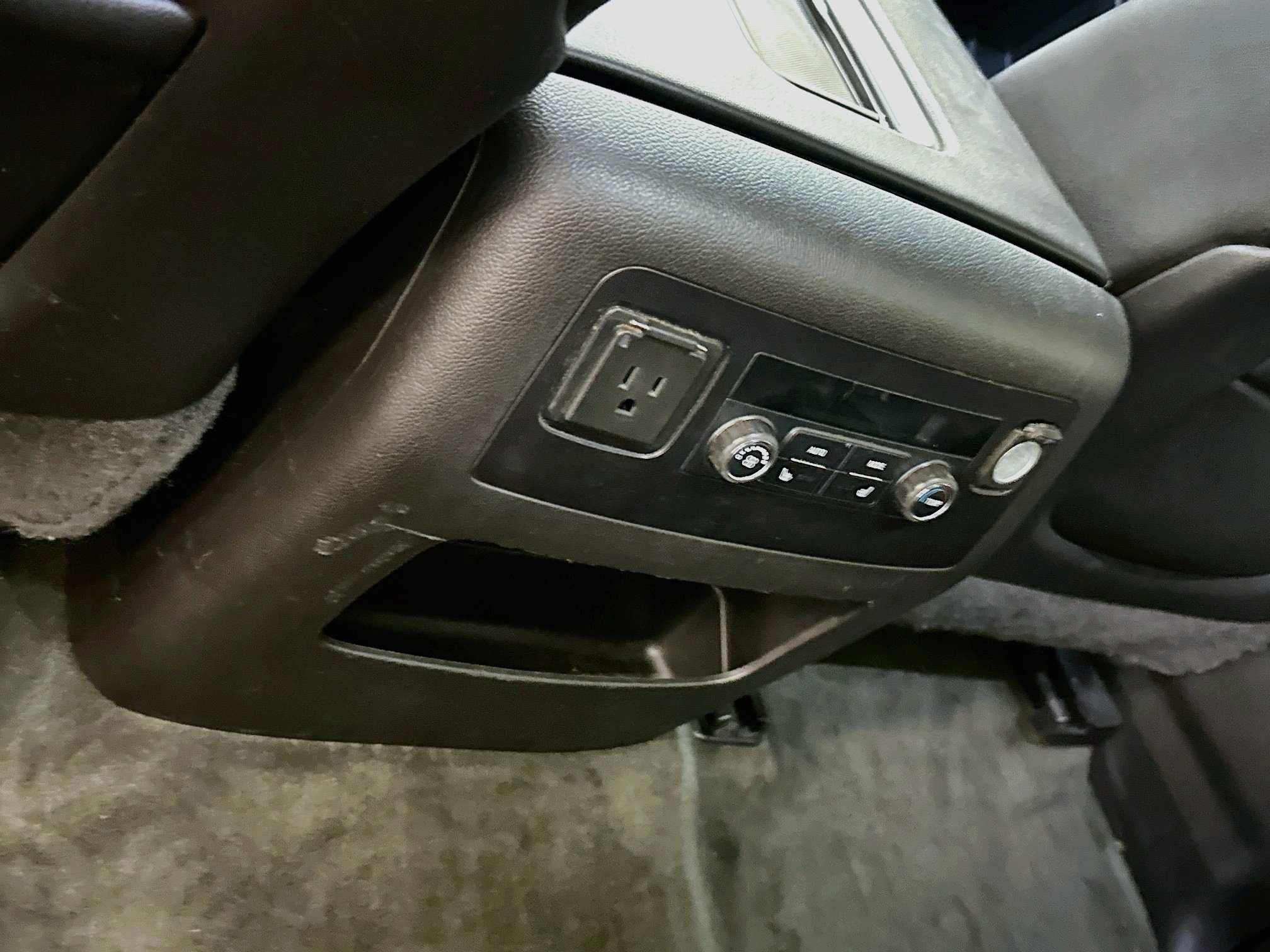 Used 2015 GMC Yukon SLT AWD/4WD image 29