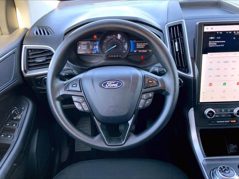 Certified 2024 Ford Edge SE w/ Black Appearance Package image 6