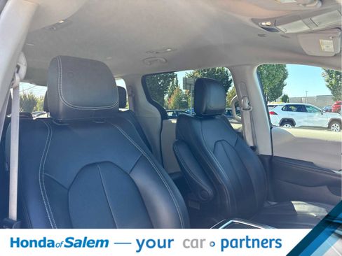 Used 2024 Chrysler Pacifica Touring-L FWD image 14