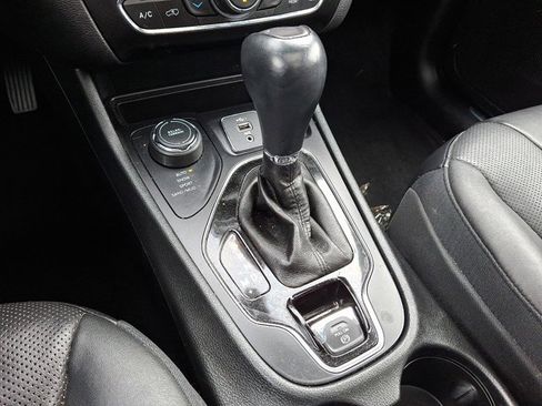 Certified 2019 Jeep Cherokee Limited w/ Luxury Group image 18