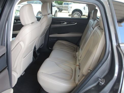 Used 2022 Lincoln Nautilus FWD w/ Premium Package image 31