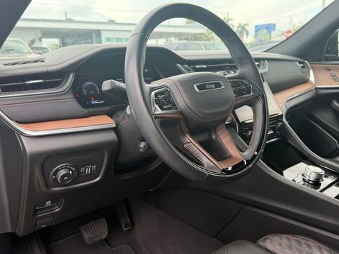 Used 2021 Jeep Grand Cherokee L Summit w/ Luxury Tech Group V AWD/4WD image 11