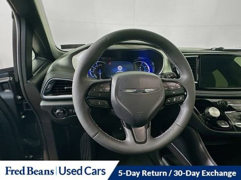 Used 2023 Chrysler Pacifica Limited w/ S Appearance Package image 13