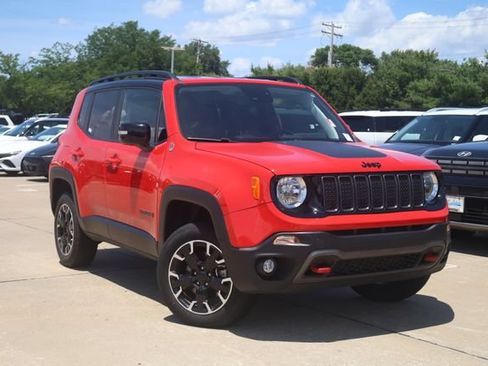 Used 2023 Jeep Renegade Trailhawk w/ Trailhawk Elite Group AWD/4WD image 2