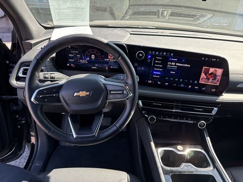 Used 2025 Chevrolet Traverse LT image 21