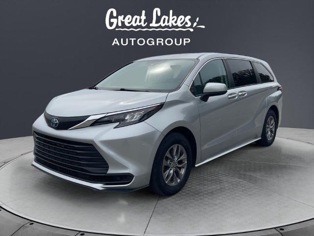 Used 2024 Toyota Sienna LE AWD/4WD image 1