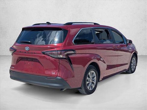 Used 2025 Toyota Sienna LE w/ LE Plus Package AWD/4WD image 5