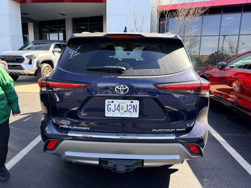 Used 2024 Toyota Highlander Platinum image 6