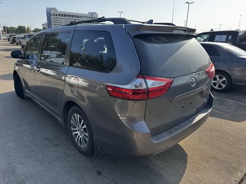 Used 2018 Toyota Sienna XLE Premium FWD image 7