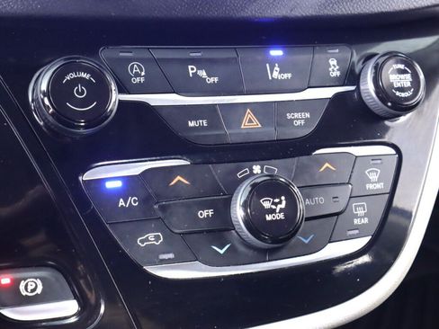 Used 2021 Chrysler Pacifica Touring-L FWD image 22