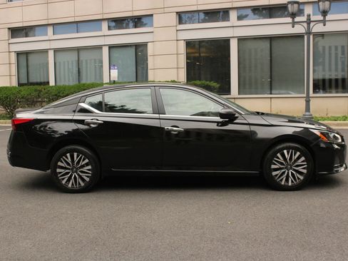 Used 2024 Nissan Altima 2.5 SV AWD/4WD image 6