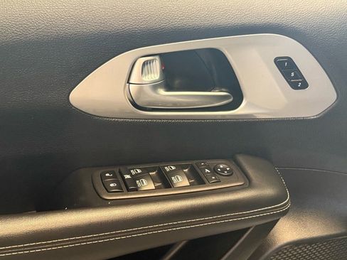 Used 2025 Chrysler Pacifica Limited image 23