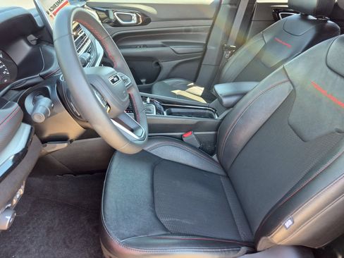 Used 2025 Jeep Compass Trailhawk AWD/4WD image 16