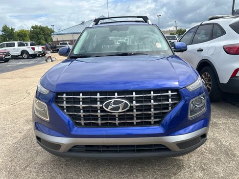 Used 2023 Hyundai Venue SEL FWD image 2