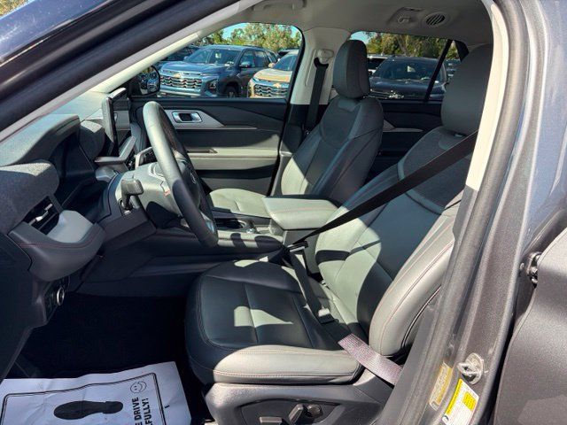 Used 2025 Ford Explorer Active w/ Active Comfort Package RWD image 14