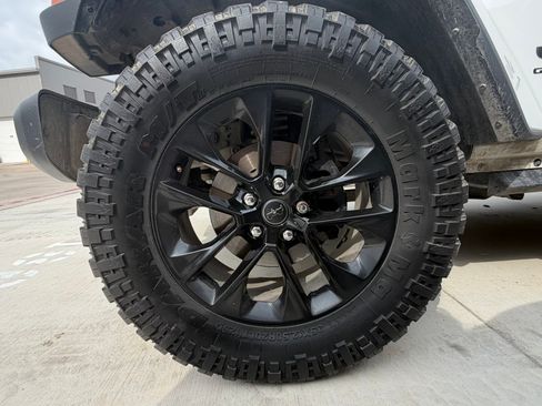 Certified 2025 Jeep Gladiator Sport AWD/4WD image 10