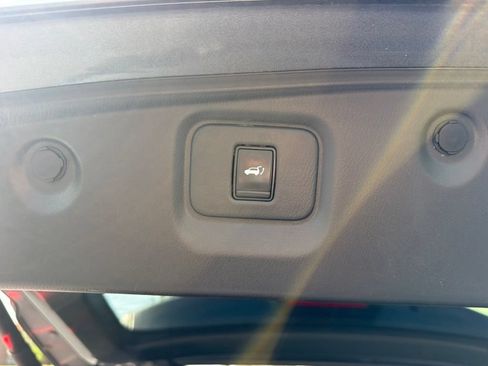 Used 2019 Nissan Pathfinder SL FWD image 38