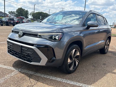 Used 2025 Volkswagen Taos SE AWD/4WD image 1