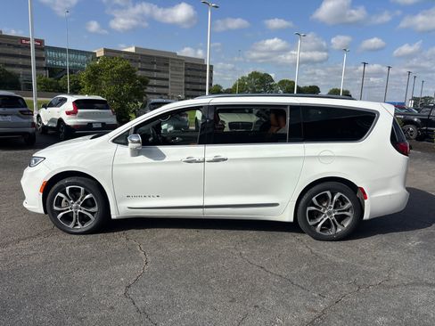 Used 2024 Chrysler Pacifica Pinnacle AWD/4WD image 4