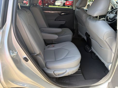 Used 2023 Toyota Highlander Limited FWD image 15