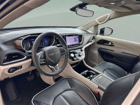 Used 2023 Chrysler Pacifica Limited AWD/4WD image 18