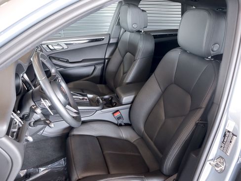 Certified 2022 Porsche Macan image 5