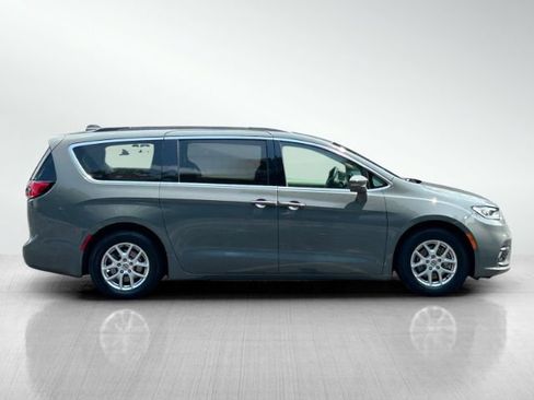 Used 2022 Chrysler Pacifica Touring-L FWD image 3
