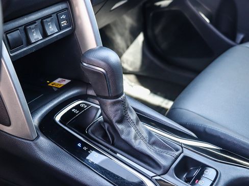 Certified 2022 Toyota Corolla Cross XLE image 22