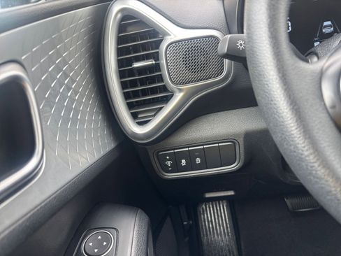 Used 2025 Kia Soul LX w/ LX Technology Package FWD image 32