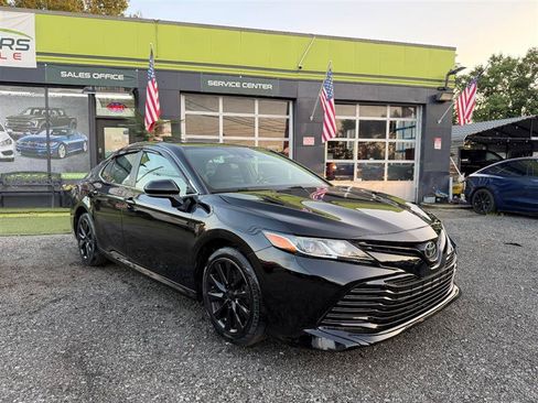 Used 2019 Toyota Camry LE FWD image 3