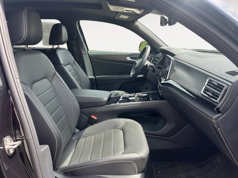 Certified 2025 Volkswagen Atlas Cross Sport SEL R-Line image 19