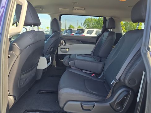 Used 2024 Kia Carnival LX FWD image 13