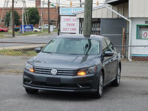 Used 2018 Volkswagen Passat 2.0T SE FWD image 3