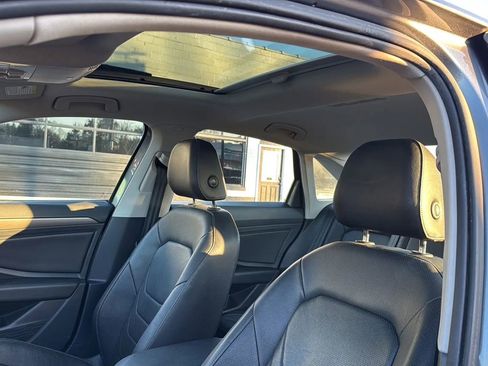 Used 2019 Volkswagen Jetta SEL Premium image 18