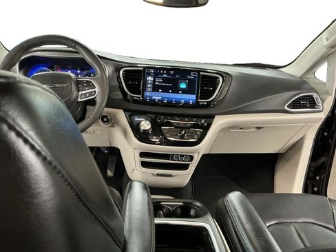 Used 2024 Chrysler Pacifica Touring-L FWD image 6