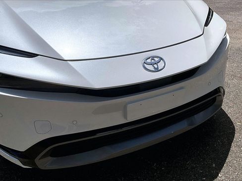 Used 2024 Toyota Prius XLE FWD image 33