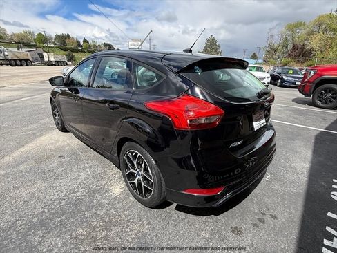 Used 2016 Ford Focus SE w/ SE Sport Package FWD image 5