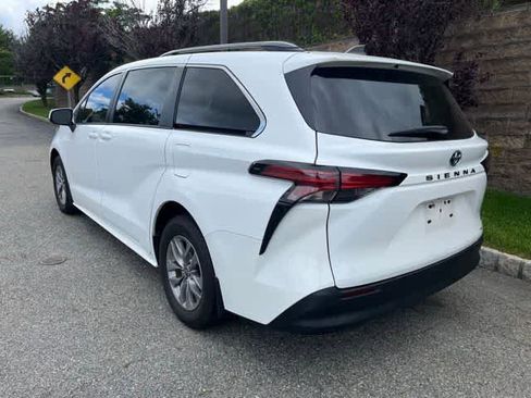 Used 2022 Toyota Sienna LE FWD image 6