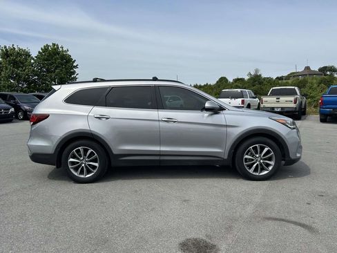 Used 2017 Hyundai Santa Fe SE FWD image 2