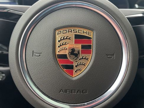 Certified 2025 Porsche Macan image 40