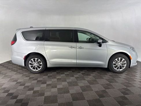 Used 2023 Chrysler Pacifica Touring-L image 6