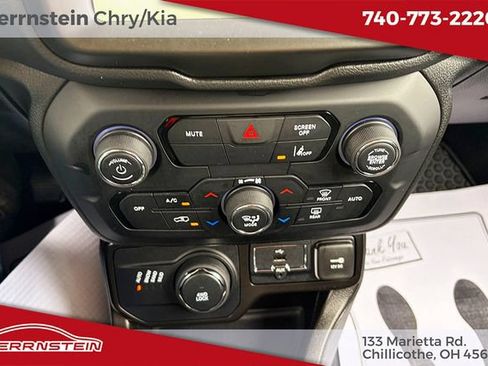 Used 2023 Jeep Renegade Latitude AWD/4WD image 20