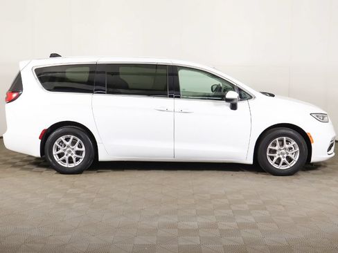 Used 2023 Chrysler Pacifica Touring-L FWD image 18