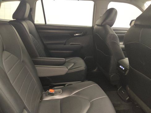 Used 2021 Toyota Highlander XLE FWD image 19