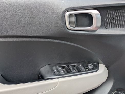 Used 2023 Hyundai Venue SEL image 9