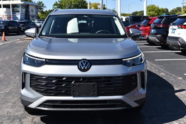 Used 2025 Volkswagen Tiguan SE AWD/4WD image 4
